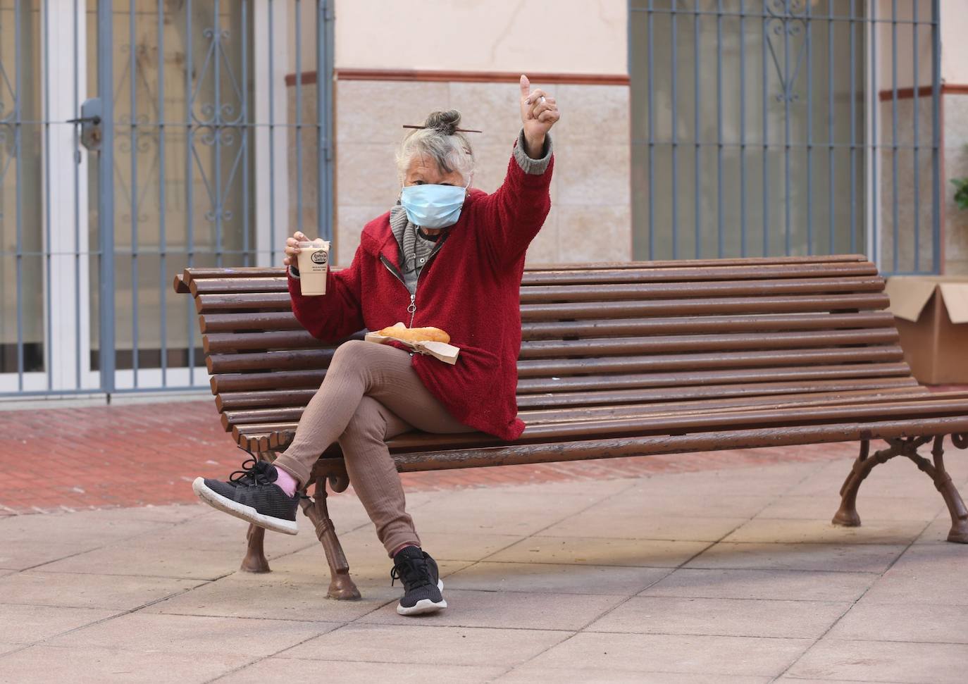 Fotos: Voluntarios de los Ángeles de la Noche siguen repartiendo comida