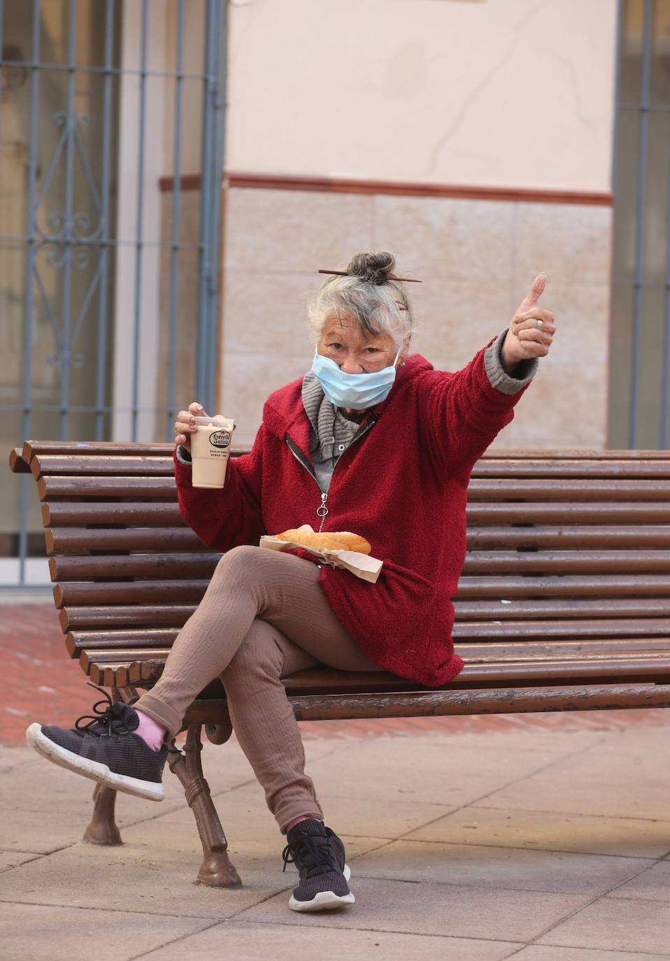 Fotos: Voluntarios de los Ángeles de la Noche siguen repartiendo comida