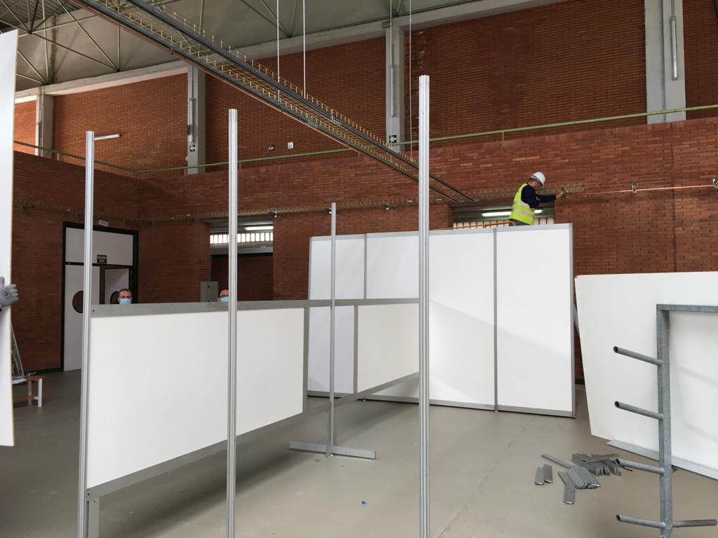 El acondicionamiento de la Ciudad Deportiva de Carranque como hospital de campaña va a buen ritmo. Imagen del interior de Carranque