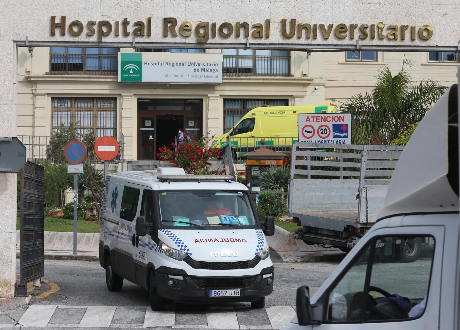 Una ambulancia abandona el Hospital Regional.