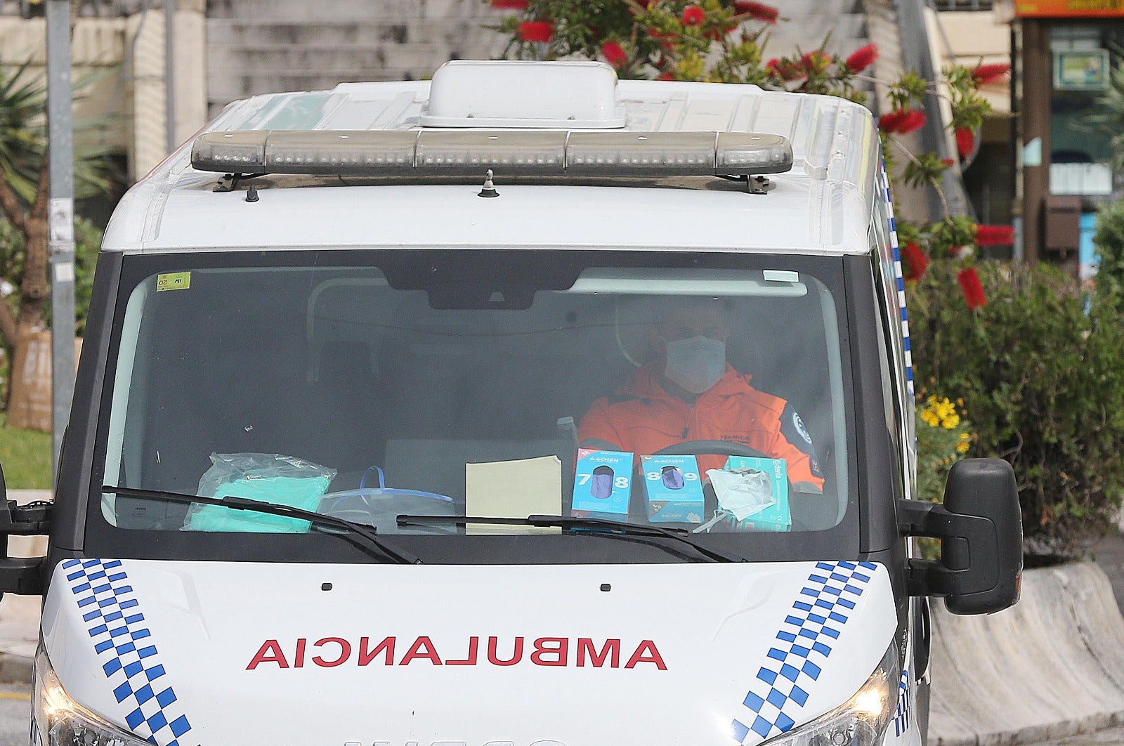 Una ambulancia abandona el Hospital Regional.