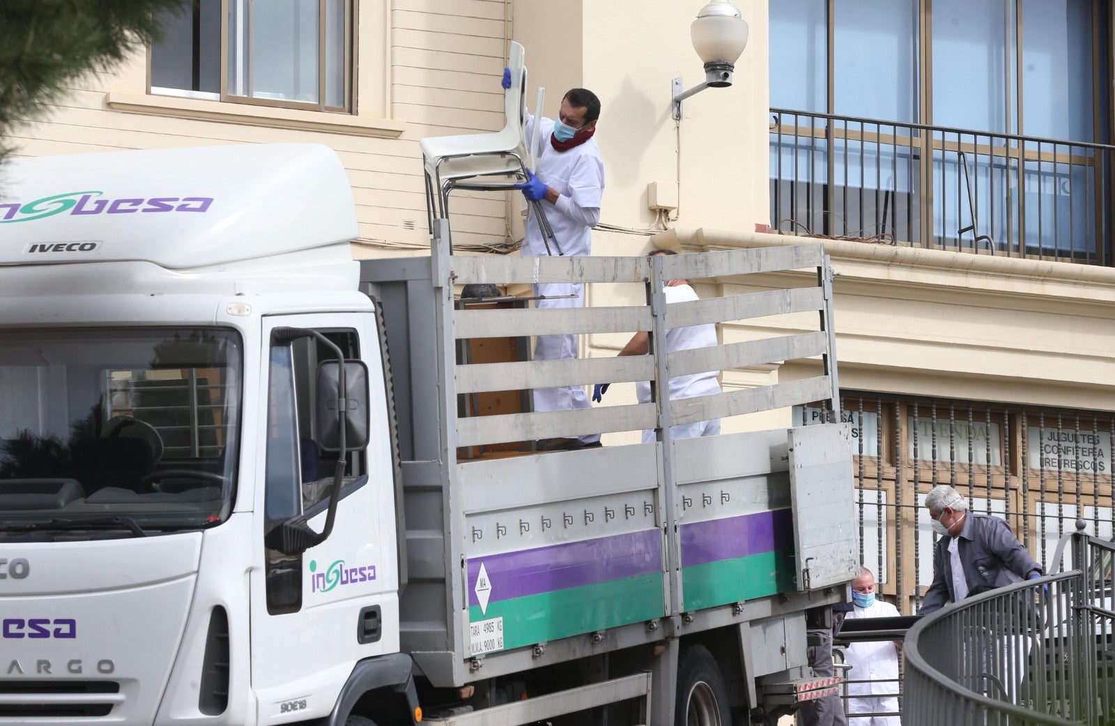 Transporte de material y mobiliario desde el Hospital Regional.