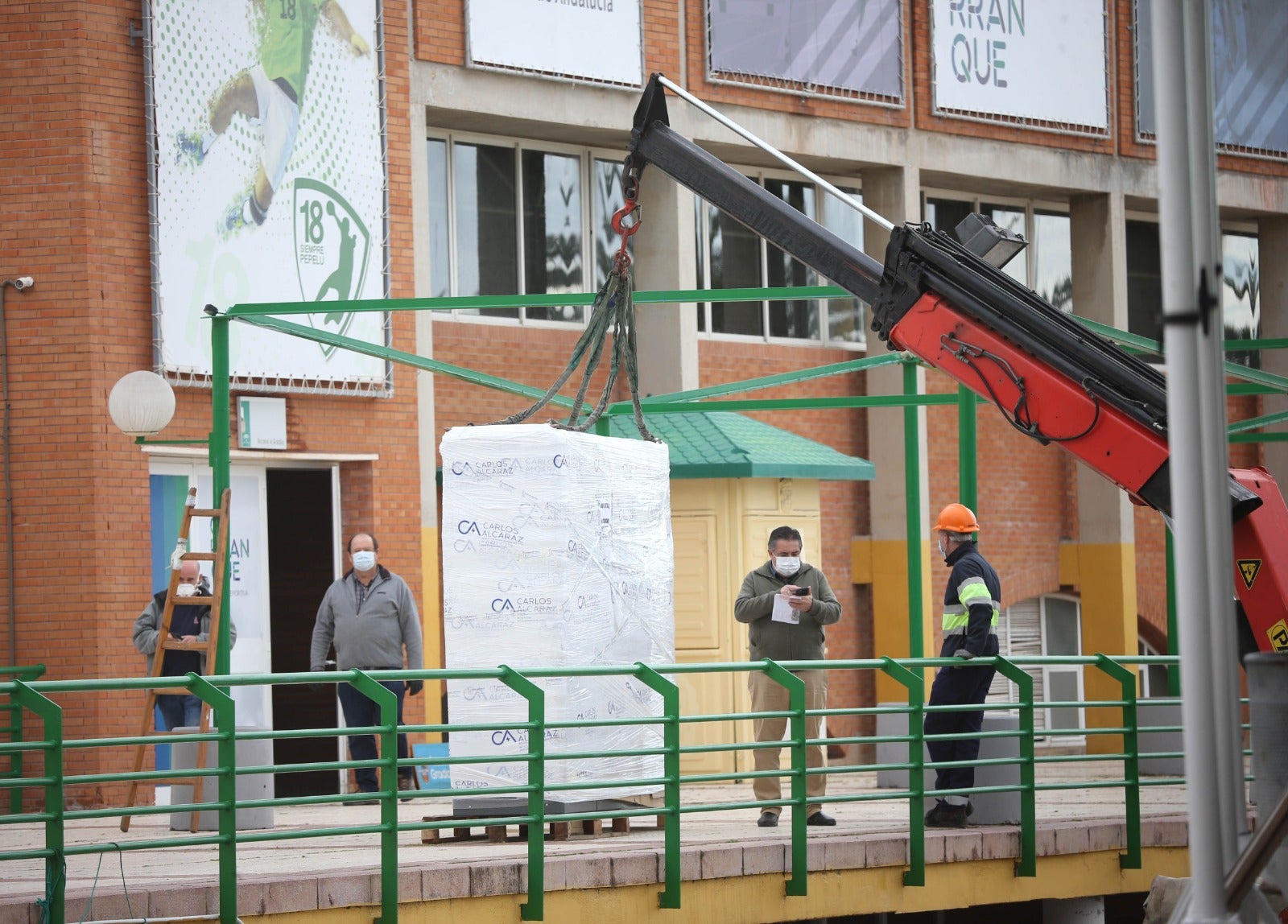 El acondicionamiento de la Ciudad Deportiva de Carranque como hospital de campaña va a buen ritmo.