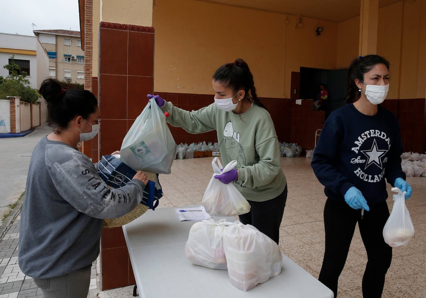 Reparto de alimento en el colegio Misioneras Cruzadas.