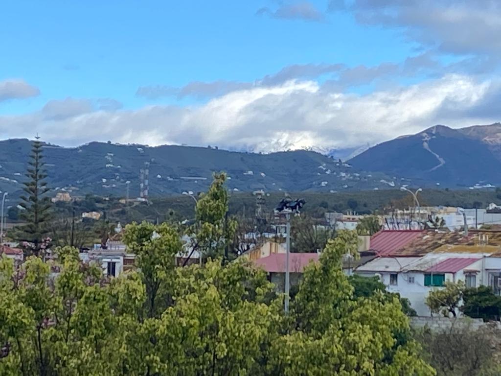 El frente deja hasta nueve centímetros de manto blanco por encima de los 900 metros de altitud. También hay nieve en las cimas del Parque Natural de las sierras Tejeda, Almijara y Alhama