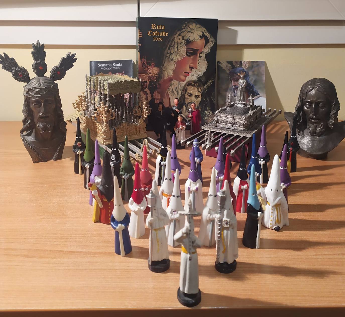 Antonio González Jiménez nos muestra el rincón cofrade de su casa