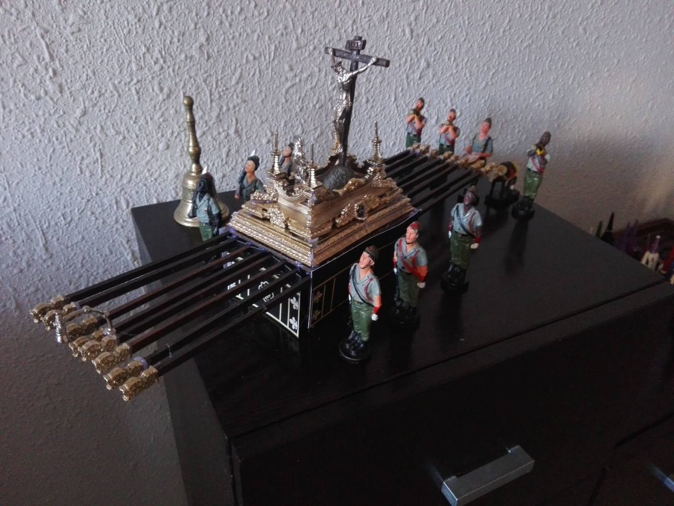 Carmen Redondo Maese muestra su rincón cofrade con un trono en miniatura del Cristo de Mena