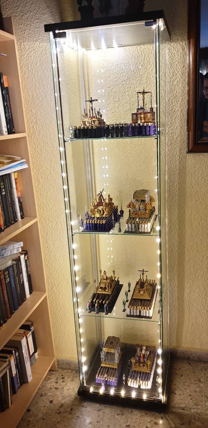 David Cordero cuenta con esta vitrina llena de tronos en miniatura