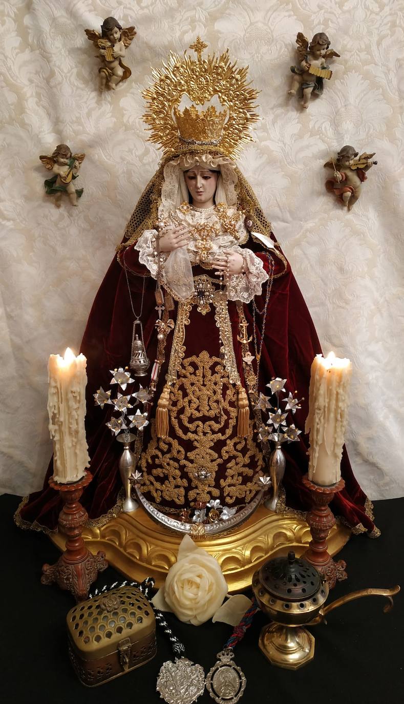 Inmaculada Modelo Lázaro y su hija son de la Cofradía de la Sagrada Cena, mientras que su marido y su hijo pertenecen a Dolores del Puente