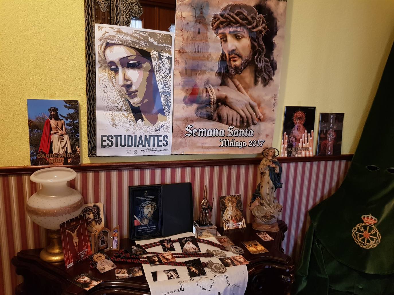 María Isabel Yuste Fernández muestra su rincón, donde sobresalen detalle de su Cofradía de los Estudiantes