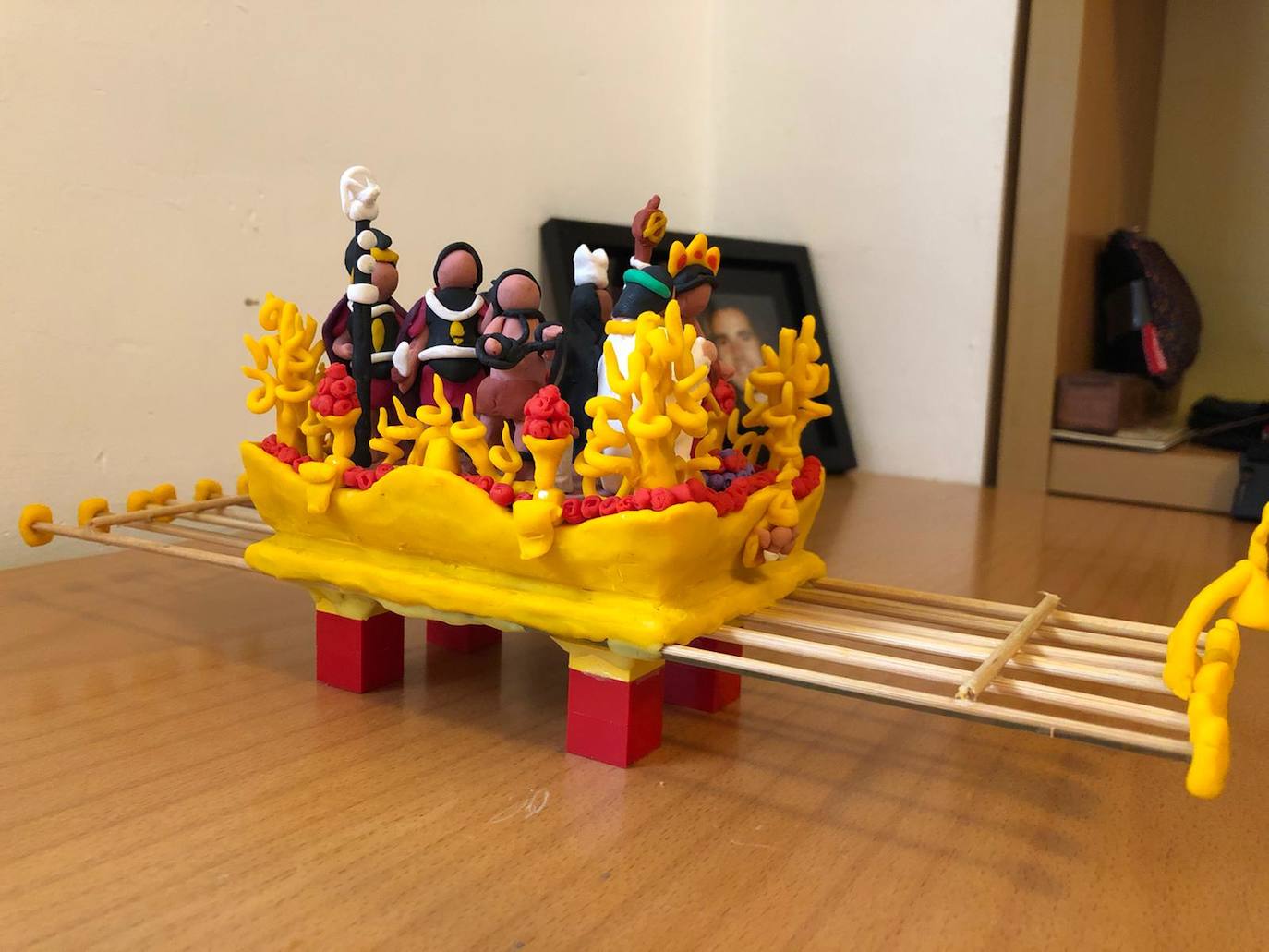 En la casa de Rosa María Castro Calderón aprovechan estos días para hacer réplicas en plastilina de tronos de la Semana Santa de Málaga