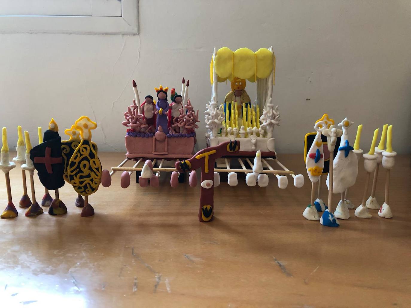 En la casa de Rosa María Castro Calderón aprovechan estos días para hacer réplicas en plastilina de tronos de la Semana Santa de Málaga