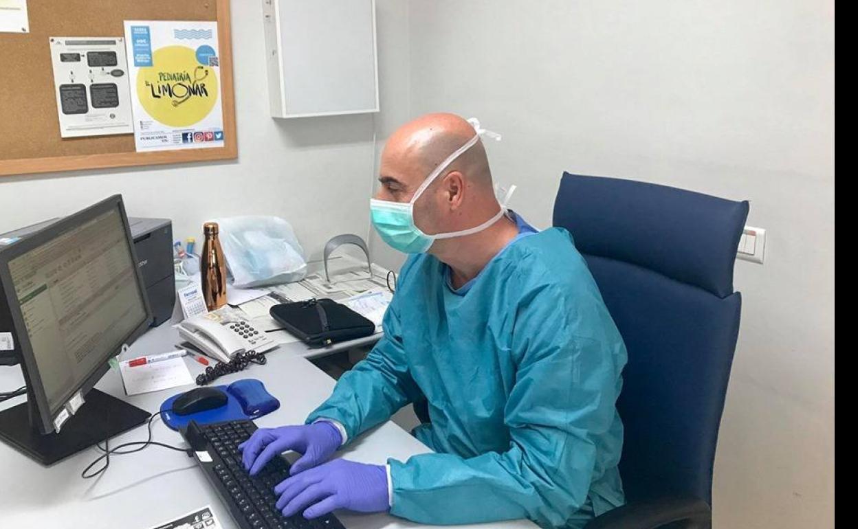 Felipe Rubio, en la consulta del centro de salud de El Limonar contestando a los correos de los padres