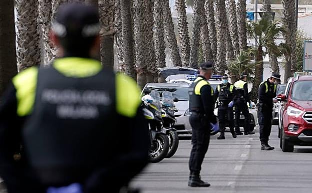 Policías locales homenajean a un matrimonio que hace mascarillas en casa para donarlas