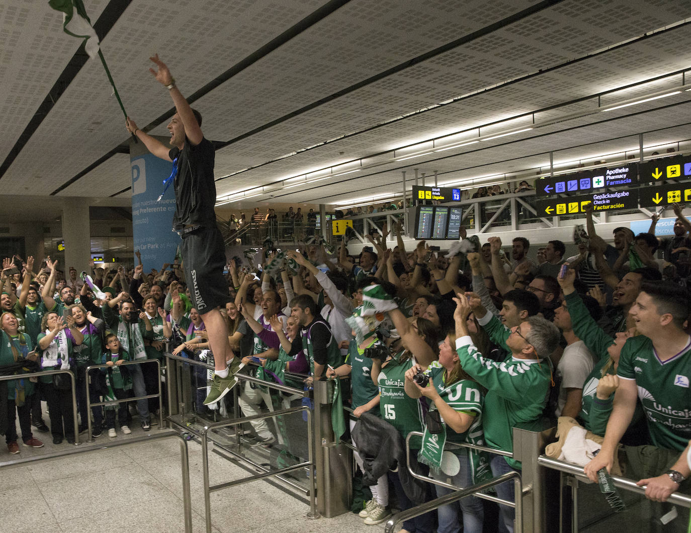 Espectacular recepción de los aficionados en el Aeropuerto de Málaga