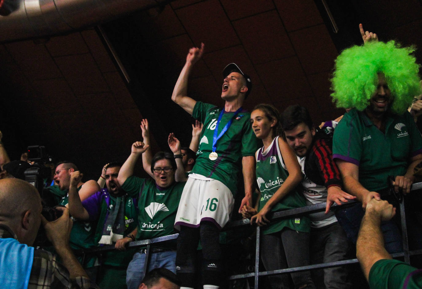 Nedovic celebra con los aficionados en Valencia