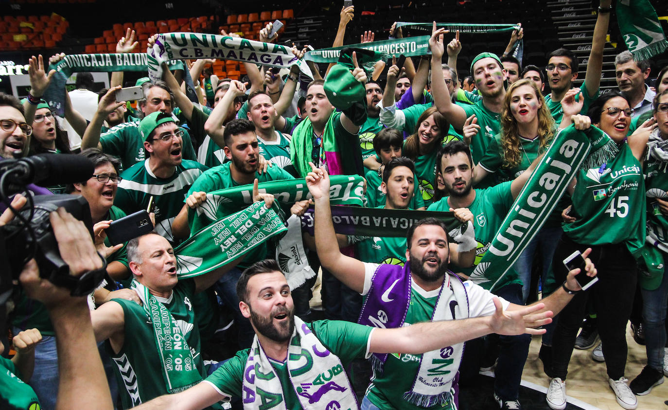 Aficionados celebran el título en la Fuente de San Luis, tras ganarle la final al Valencia