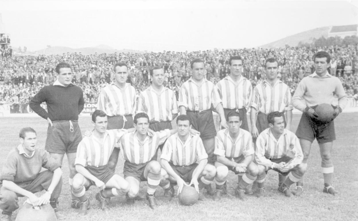 Una alineación de aquella temporada. De pie, Carbelo, Robles, Teo, González, Laborda, Maciá y Bellido, y agachados, Esteban Alba (masajista), Azcue, Bazán, Manolo Jimeno, Gamonal y Cabrera. 