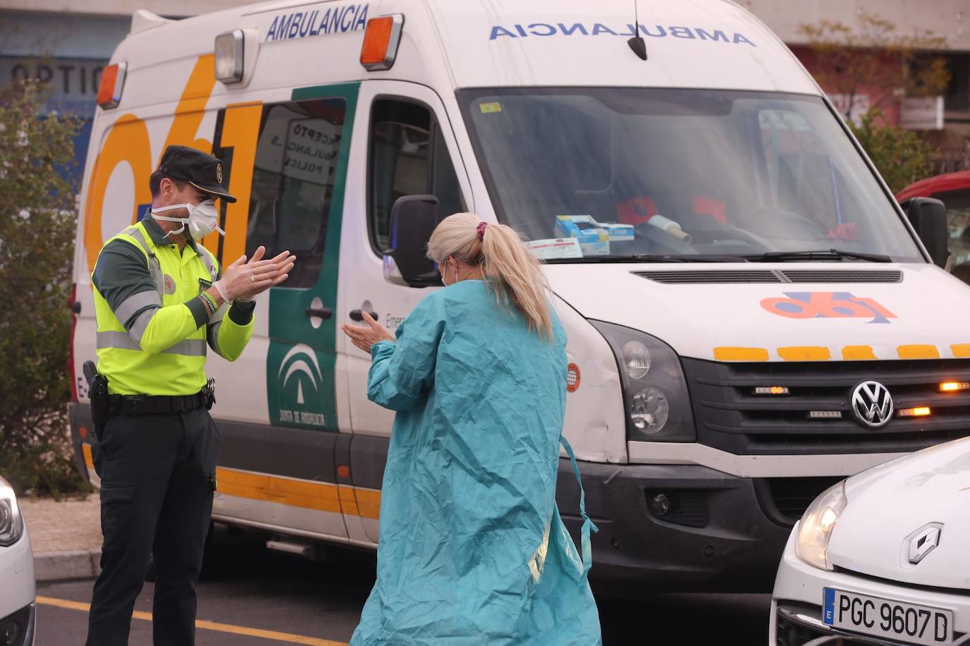 Policías y guardias civiles aplauden a los profesionales del Clínico