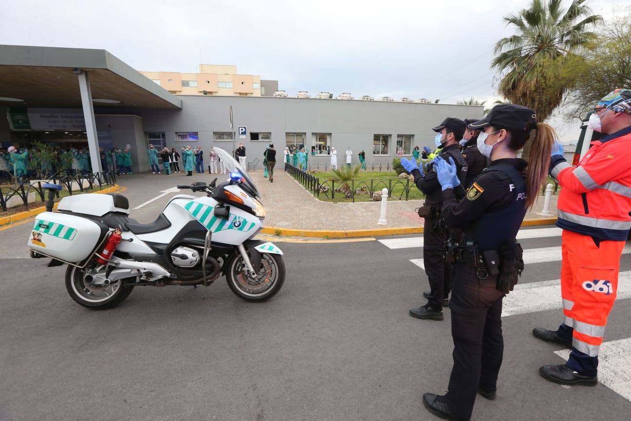 Policías y guardias civiles aplauden a los profesionales del Clínico