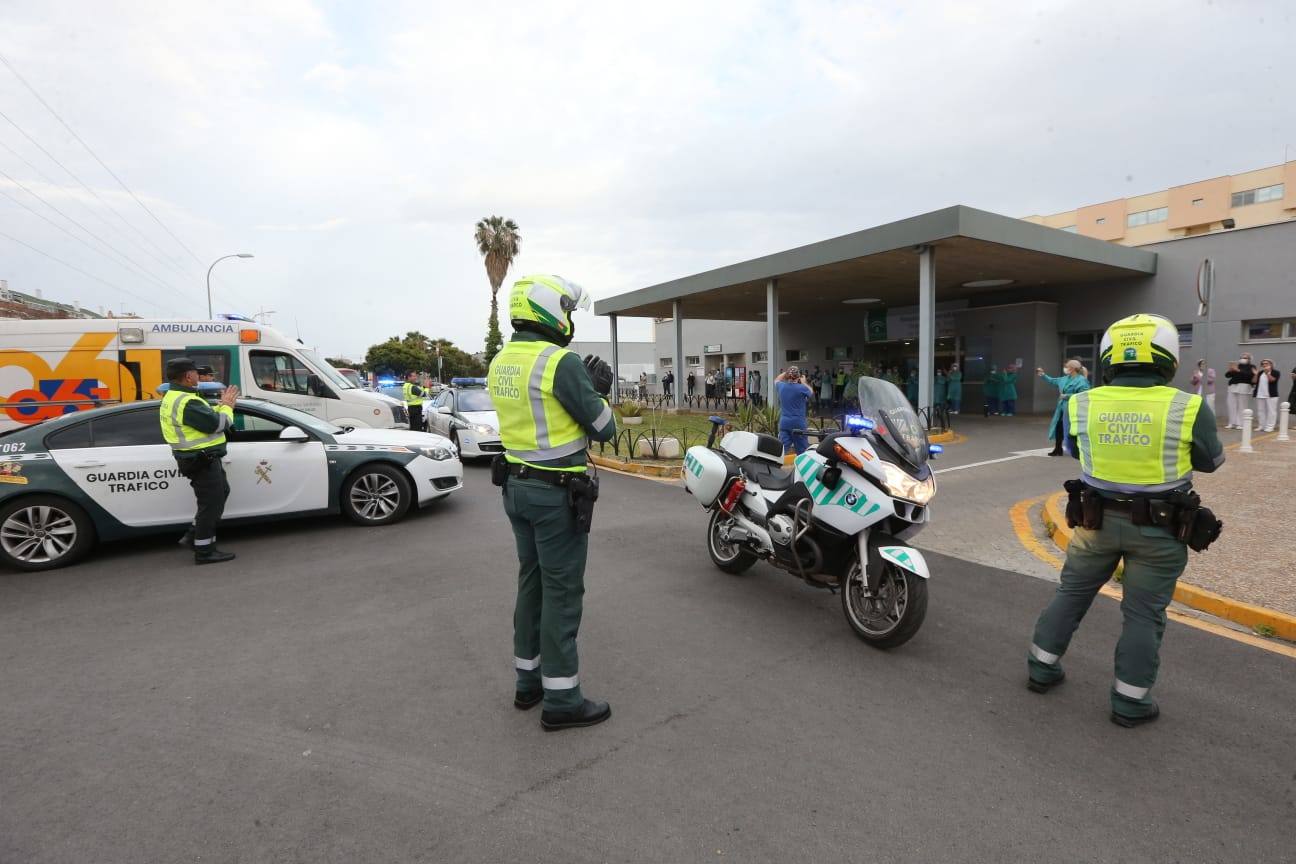 Policías y guardias civiles aplauden a los profesionales del Clínico