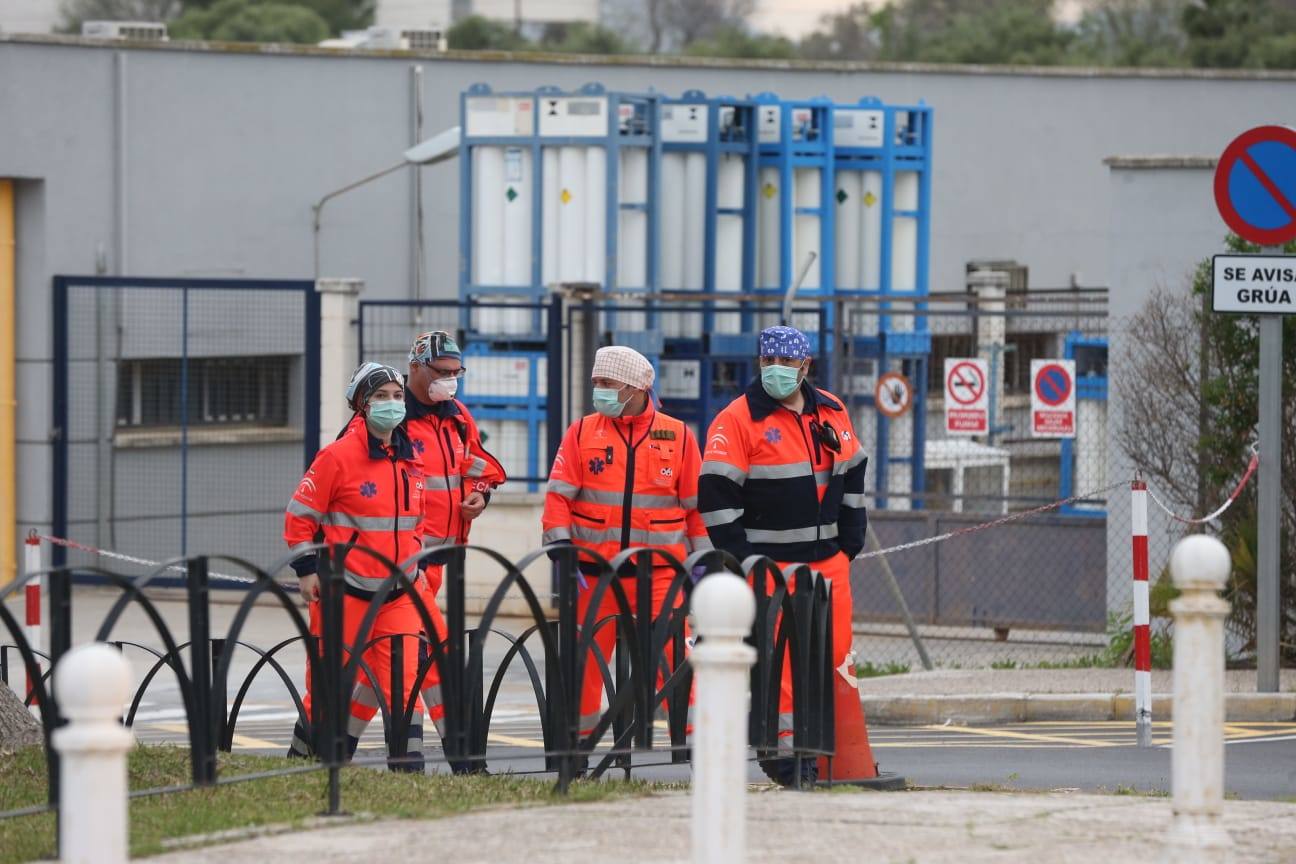 Policías y guardias civiles aplauden a los profesionales del Clínico