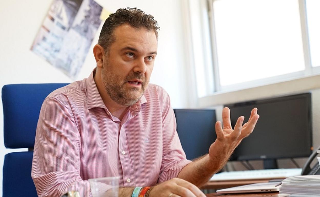 Una imagen de archivo de Luis Ayuso en su despacho, en la Facultad de Ciencias Económicas y Empresariales. 