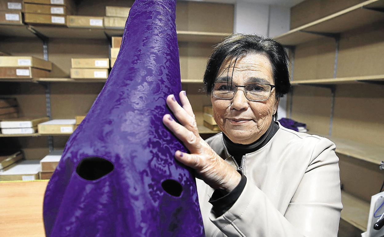 Paloma Sánchez, en la casa hermandad de Pollinica con un capirote de nazareno del Señor.