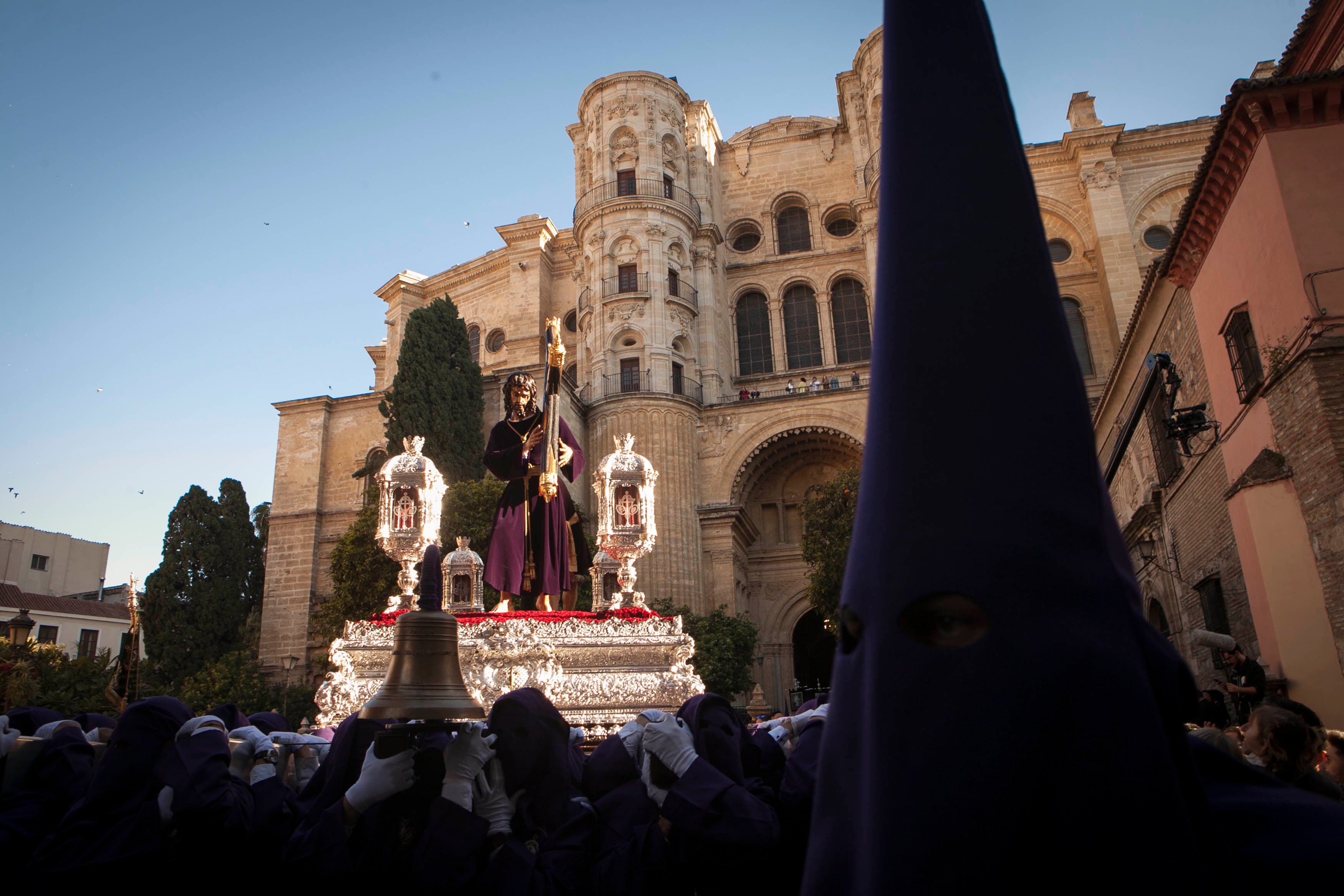 Estación de penitencia de Pasión en la Catedral en 2018. 