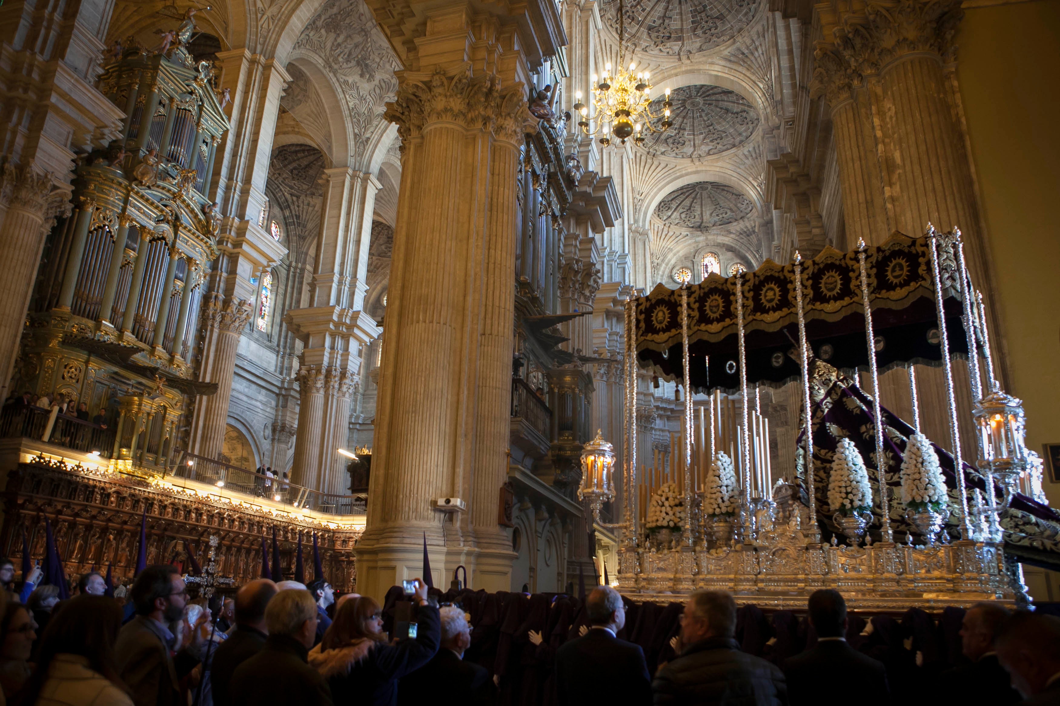 Estación de penitencia de Pasión en la Catedral en 2018. 