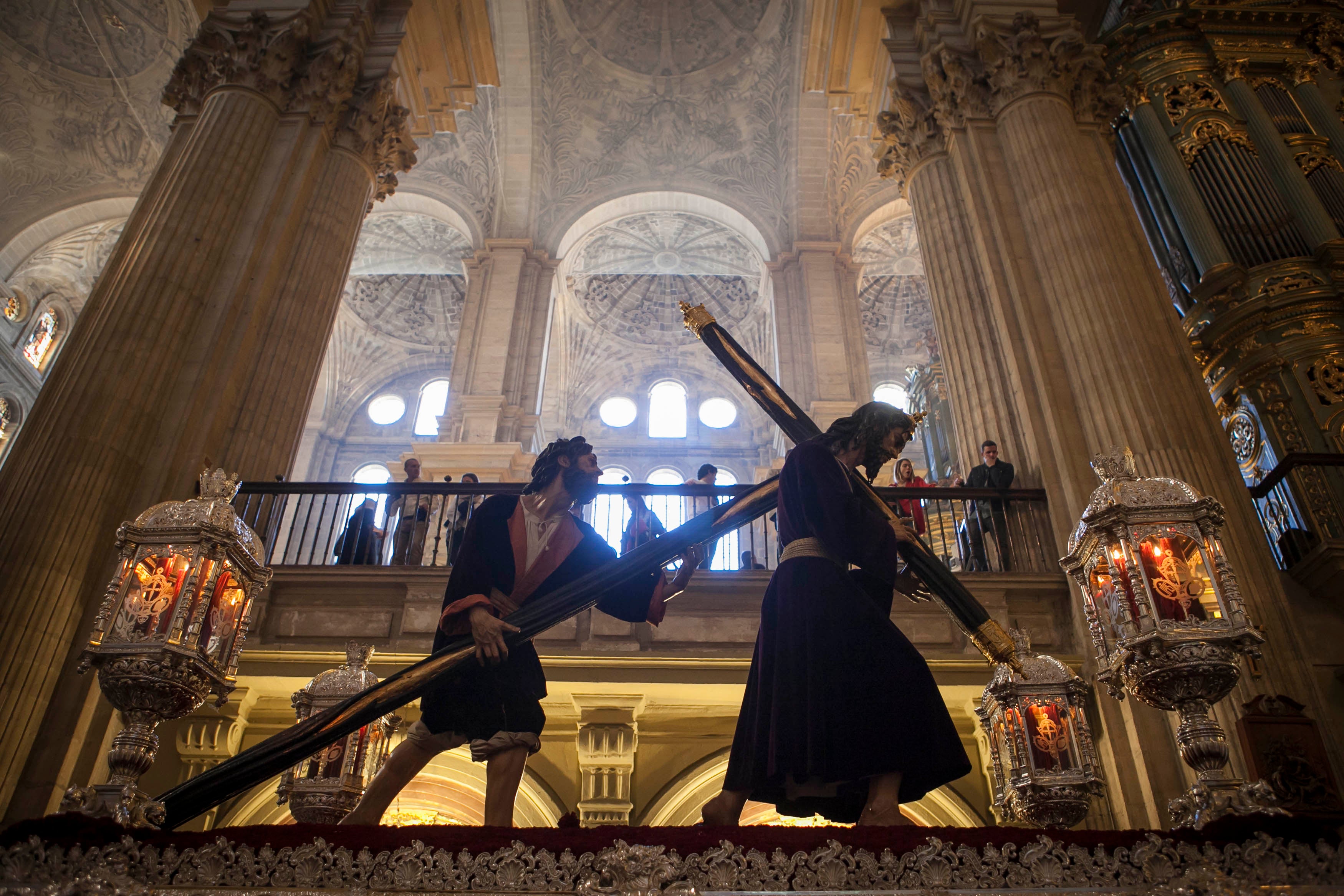 Estación de penitencia de Pasión en la Catedral en 2018. 