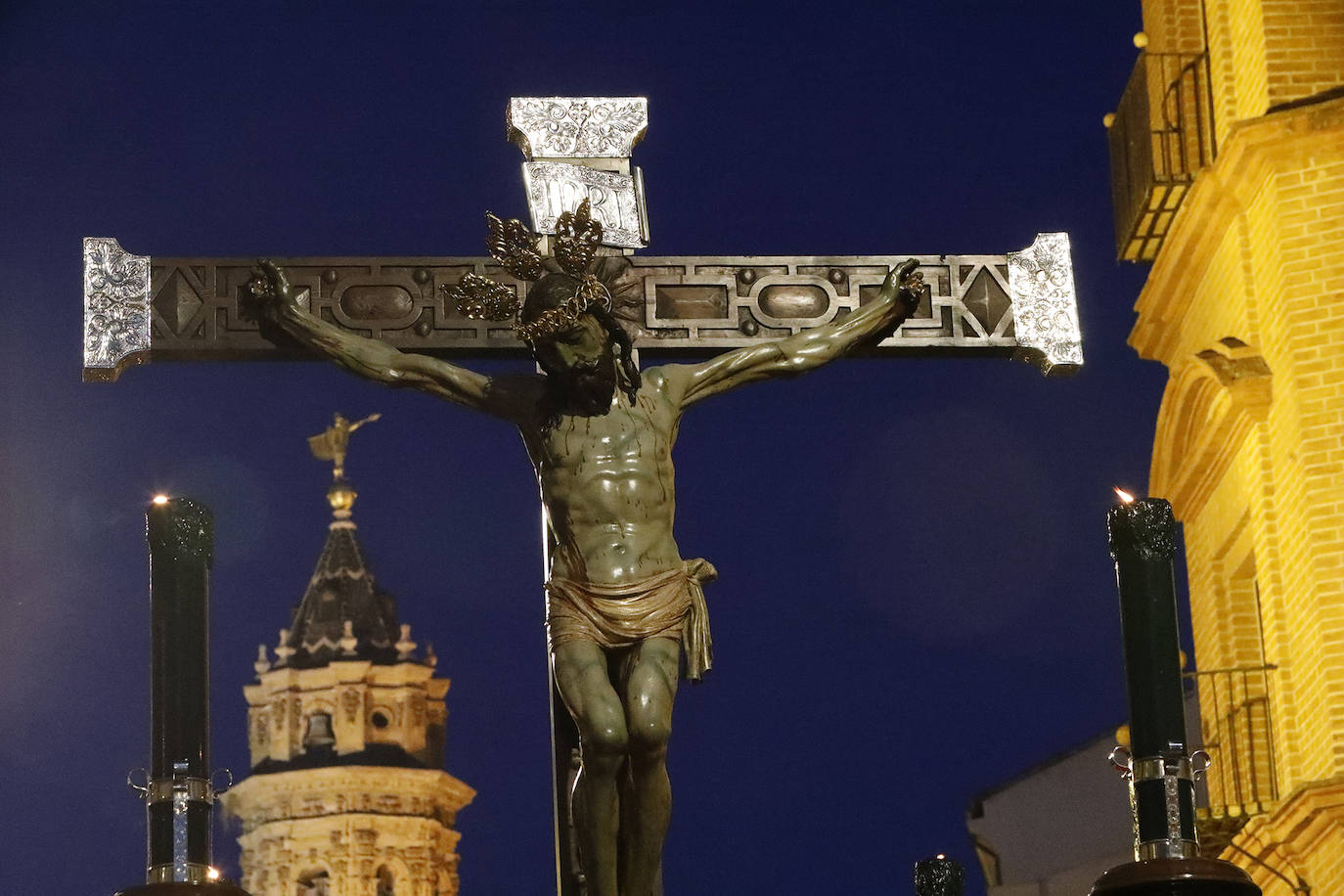 LUNES SANTO. Antequera. La Cofradía de los Estudiantes tenía la ilusión de poder reestrenar la calle Duranes, una de las más conocidas de la ciudad, por la que en 2019 no pudo pasar por la renovación a la que ha sido sometida. Además, este año tocaba celebrar, el pasado Viernes de Dolores, el vía crucis con el Cristo de la Sangre que se lleva a cabo cada lustro en el Cerro de la Cruz. No obstante, la hermandad sigue adelante con la realización del nuevo trono de palio de la Virgen de la Vera Cruz, un proyecto inmerso en la fase del suelo, a base de esculturas realizadas por el artista Ángel Sarmiento; y en el bordado de las bambalinas del palio, por los talleres de la malagueña Felicitación Gaviero.