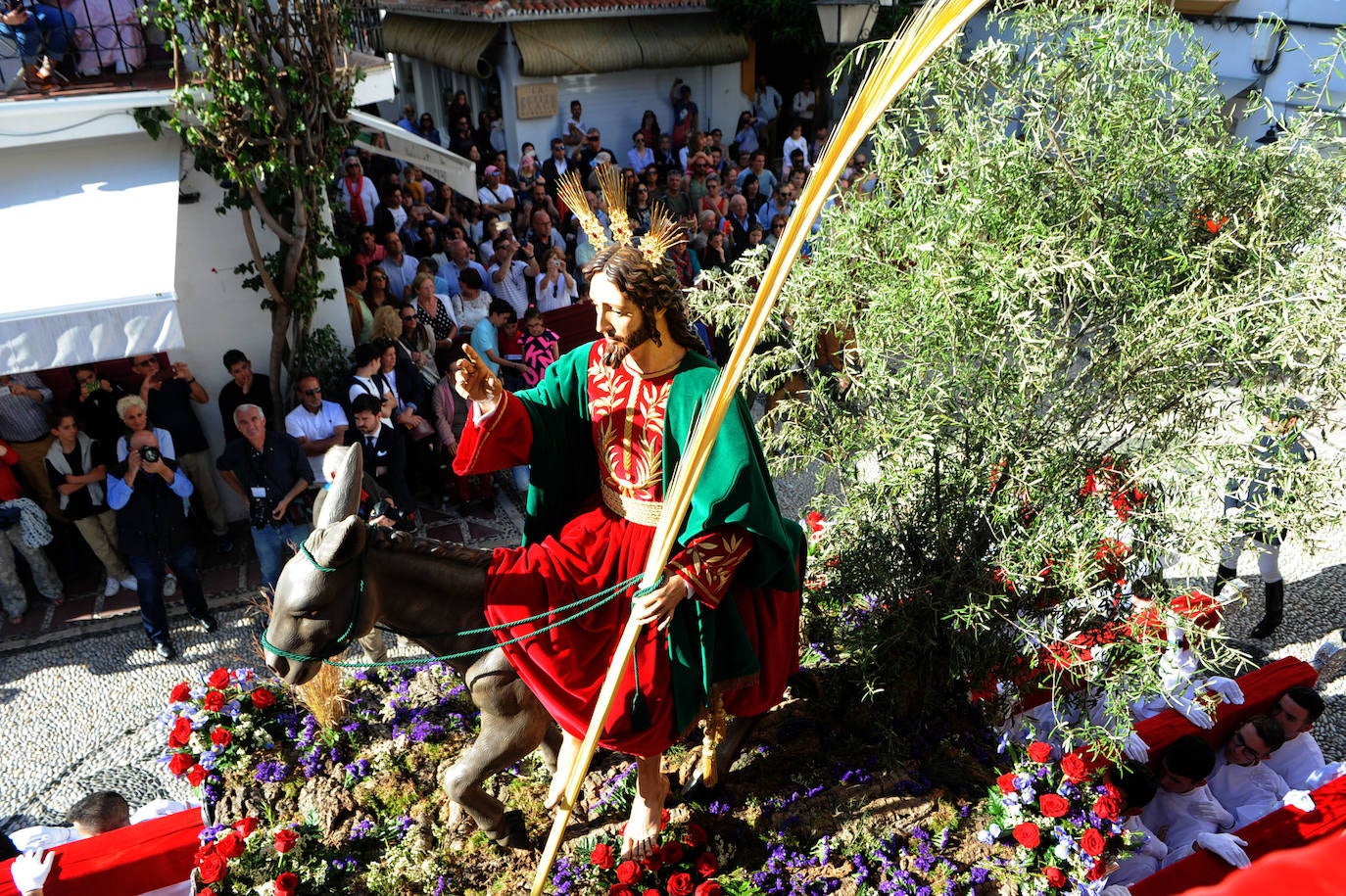 DOMINGO DE RAMOS. Marbella: La Pollinica procesiona en redes sociales. En la foto, en la plaza José Palomo.Este año tenía previsto estrenar cuatro paños de bocina para ambas secciones y sacar por primera vez el nuevo guión de la cofradía. Esta Semana Santa, también como novedad, se iba a adelantar la salida a las 17.00 horas para que los niños, los principales protagonistas de esta hermandad, aguantaran hasta el final. Será el año que viene. 