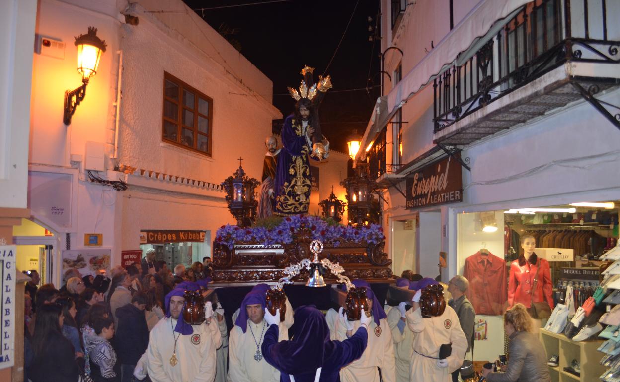 Imagen de archivo del Nazareno en su recorrido por Nerja. 