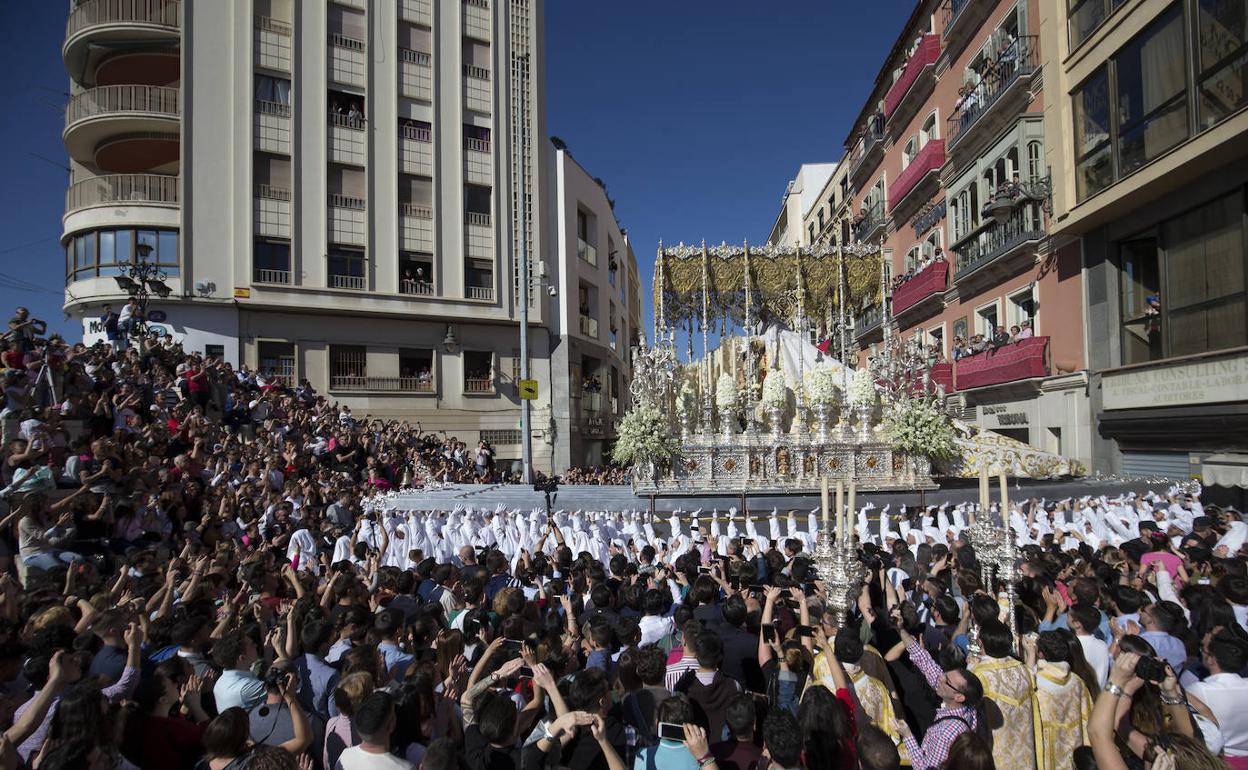 La Virgen del Rocío, a pulso, en la Tribuna de los Pobres.