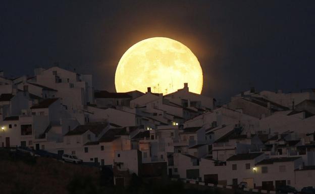 Llega la superluna rosa de abril, la más grande de 2020