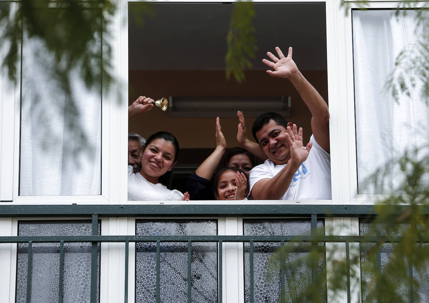Fotos: Los vecinos de Nueva Málaga homenajean a la Cofradía de Nueva Esperanza