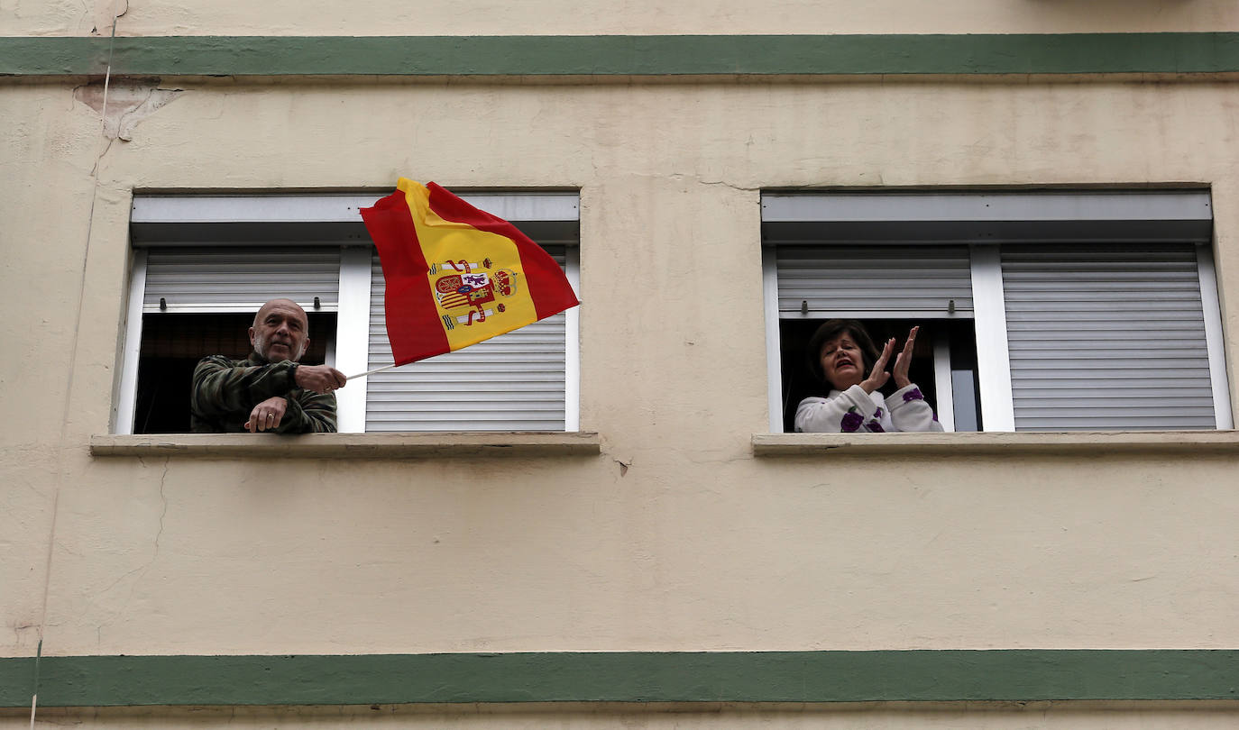 Fotos: Los vecinos de Nueva Málaga homenajean a la Cofradía de Nueva Esperanza