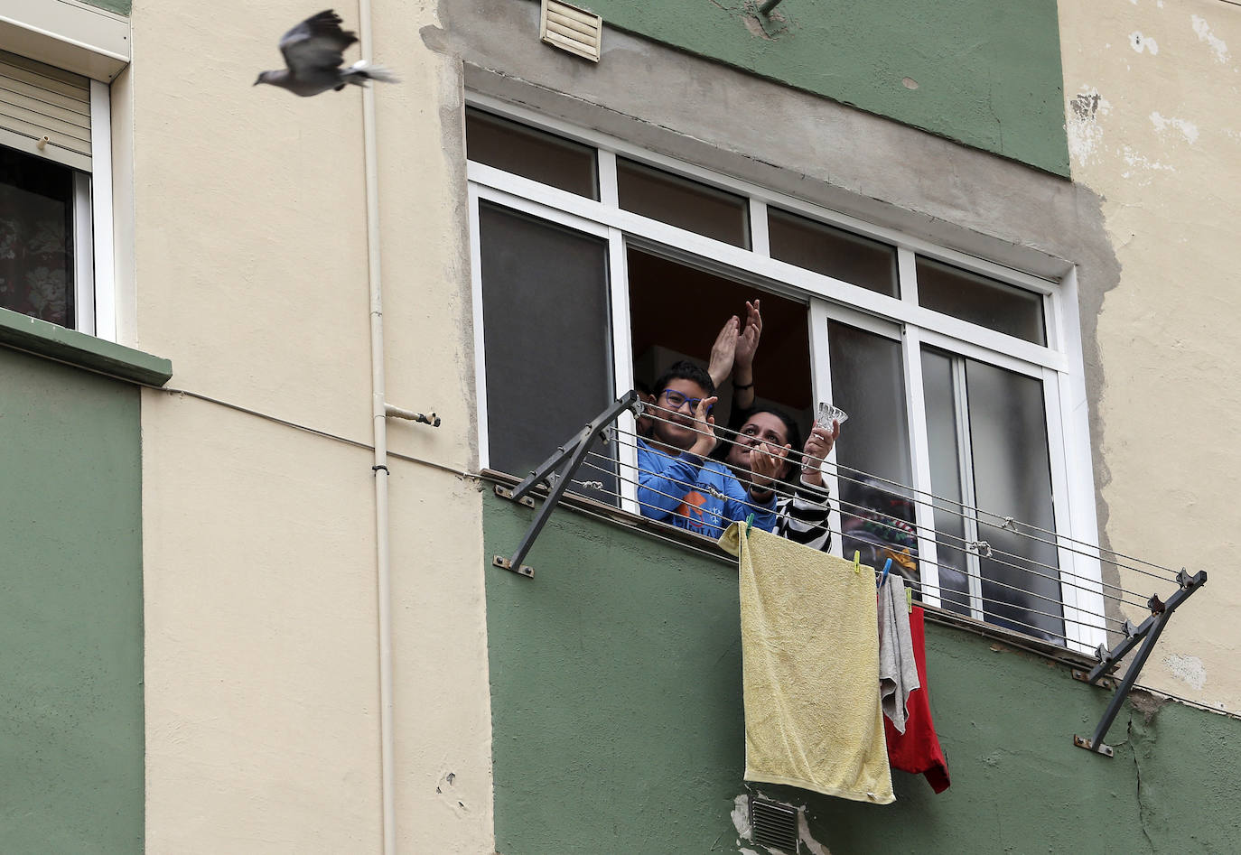 Fotos: Los vecinos de Nueva Málaga homenajean a la Cofradía de Nueva Esperanza