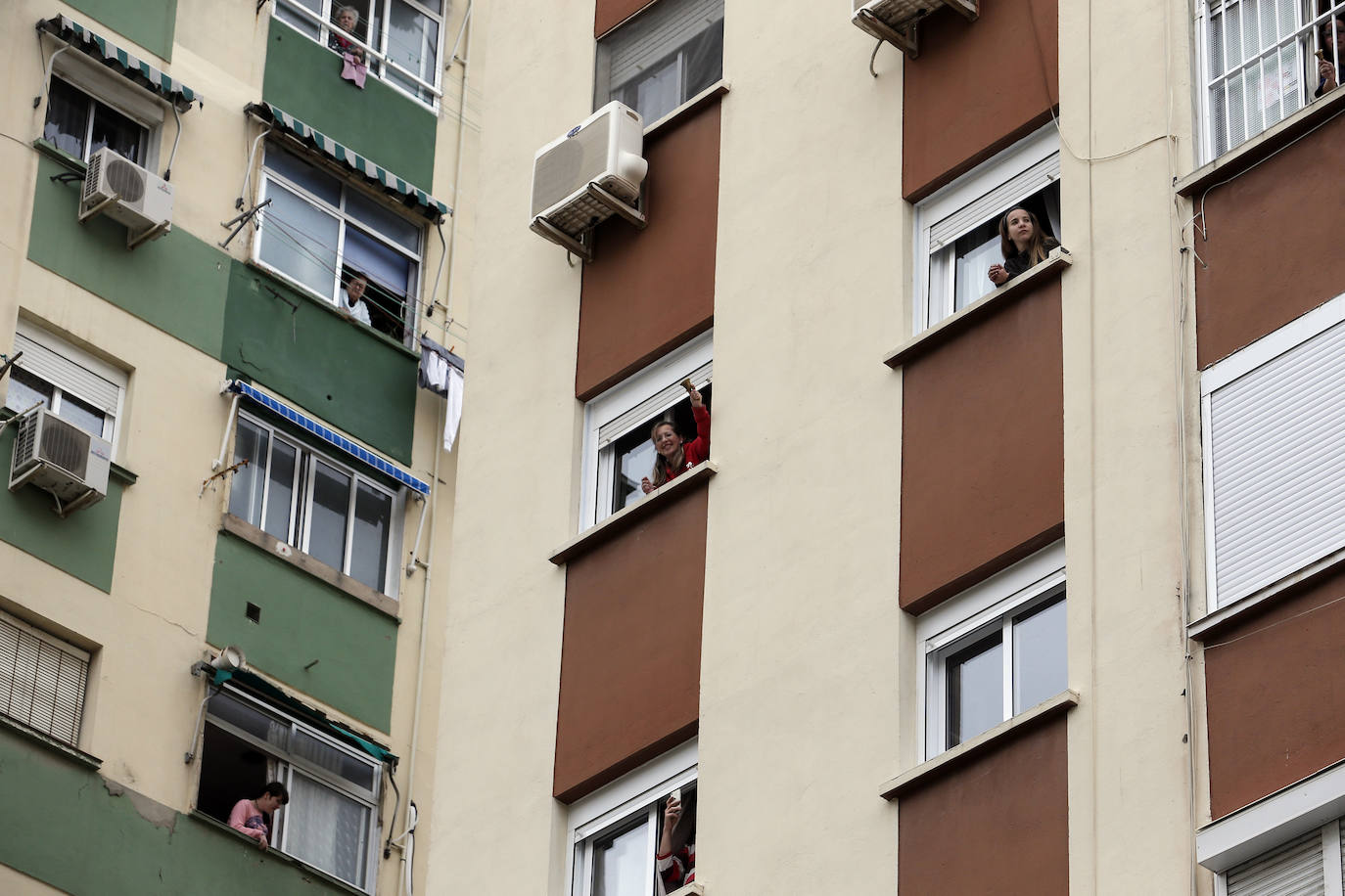 Fotos: Los vecinos de Nueva Málaga homenajean a la Cofradía de Nueva Esperanza