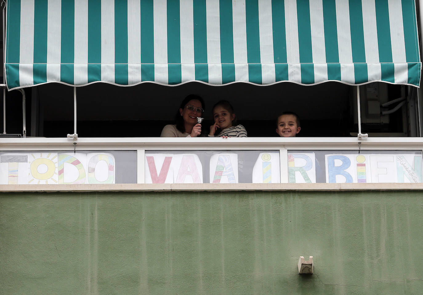 Fotos: Los vecinos de Nueva Málaga homenajean a la Cofradía de Nueva Esperanza