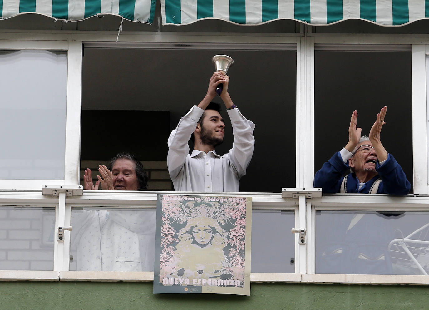 Fotos: Los vecinos de Nueva Málaga homenajean a la Cofradía de Nueva Esperanza