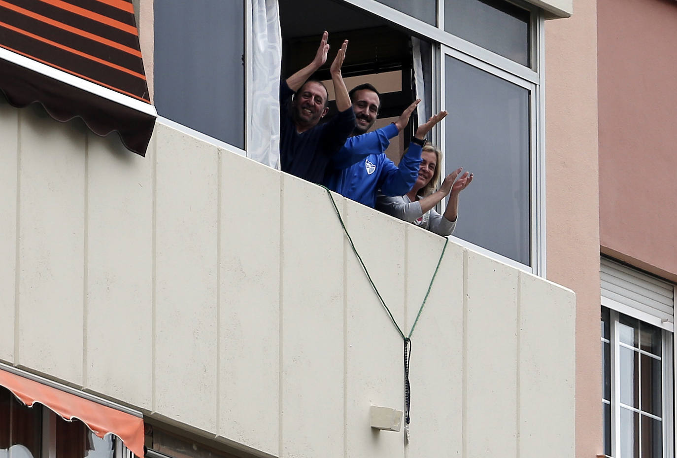 Fotos: Los vecinos de Nueva Málaga homenajean a la Cofradía de Nueva Esperanza