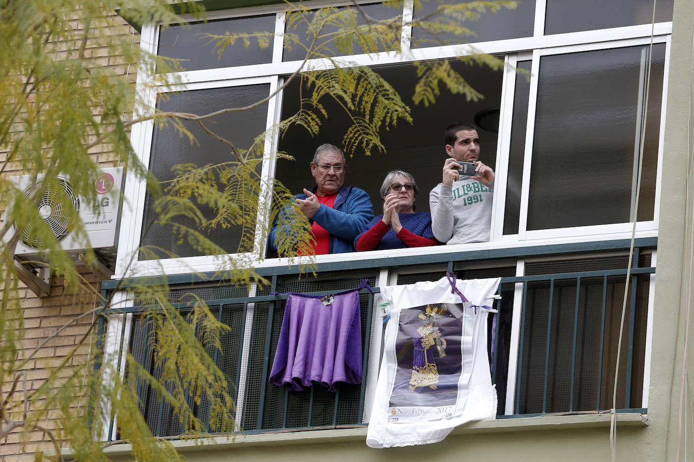 Fotos: Los vecinos de Nueva Málaga homenajean a la Cofradía de Nueva Esperanza