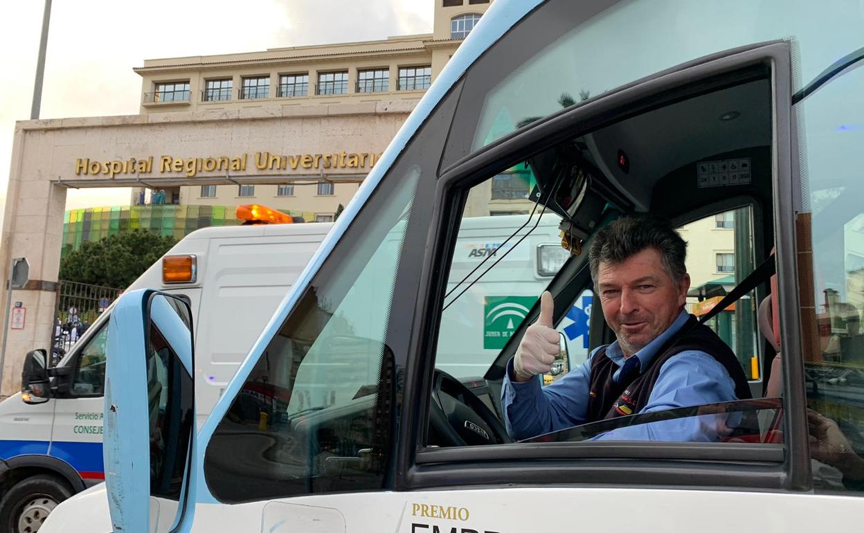 Ángel Navas en la puerta del Hospital Carlos de Haya. 