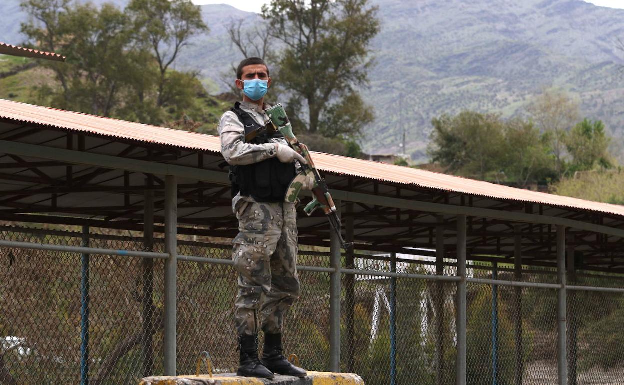 Un guardia afgano vigila la frontera con Pakistán.