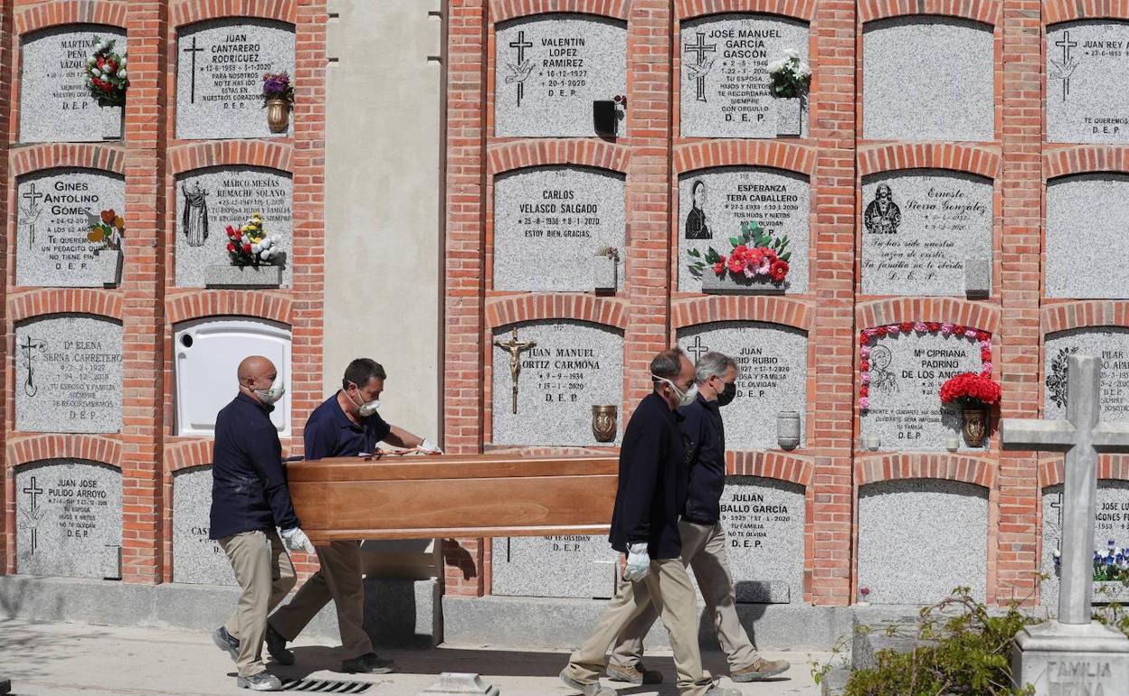 Entierro en el cementerio de La Almudena, en Madrid. 