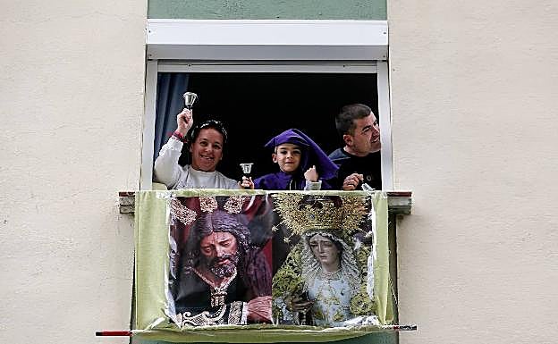 Muchos vecinos han salido a sus ventanas para aplaudir y hacer sonar campanillas. 