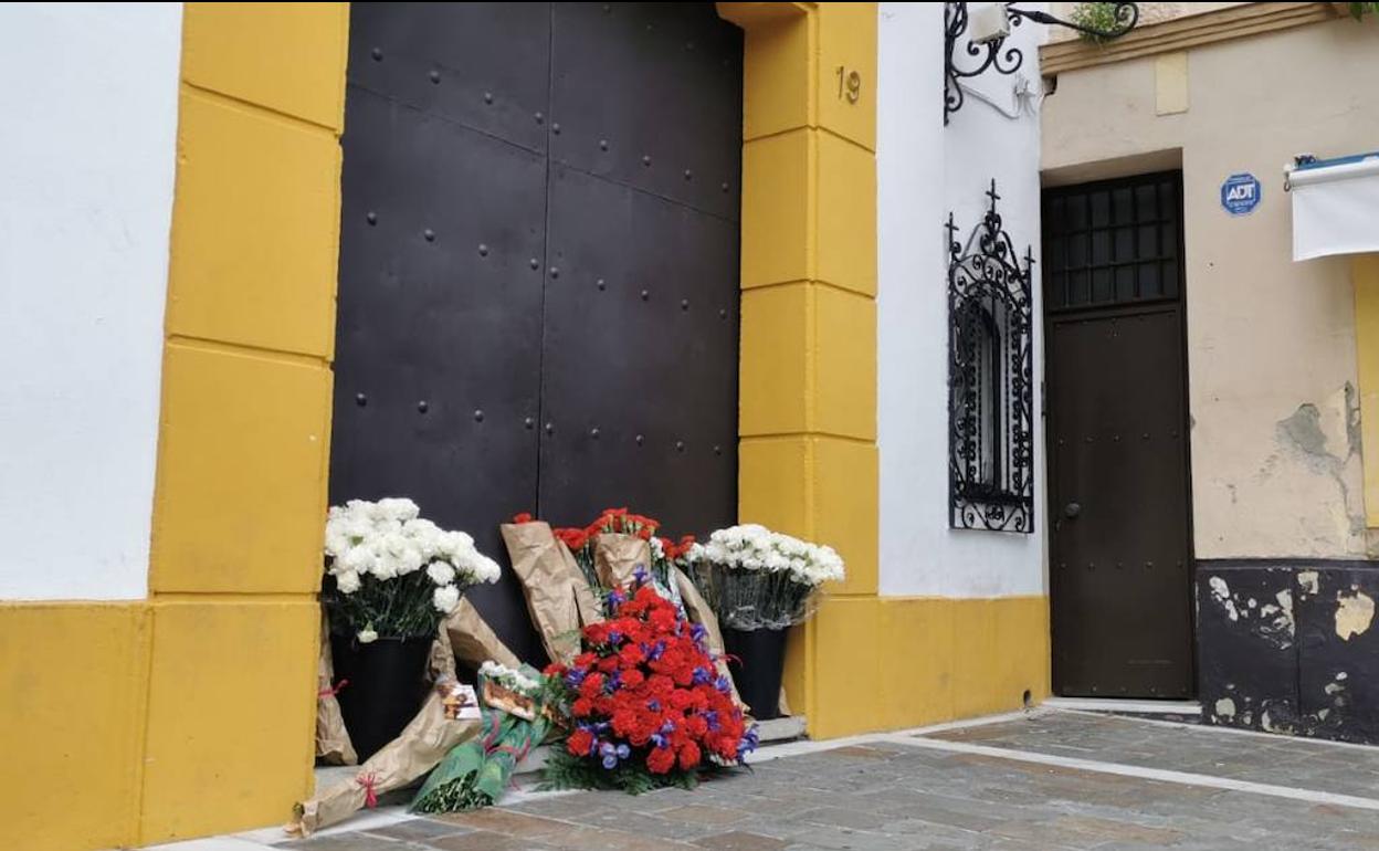 La puerta de San Lázaro se llena de flores para la Virgen del Rocío y el Nazareno de los Pasos