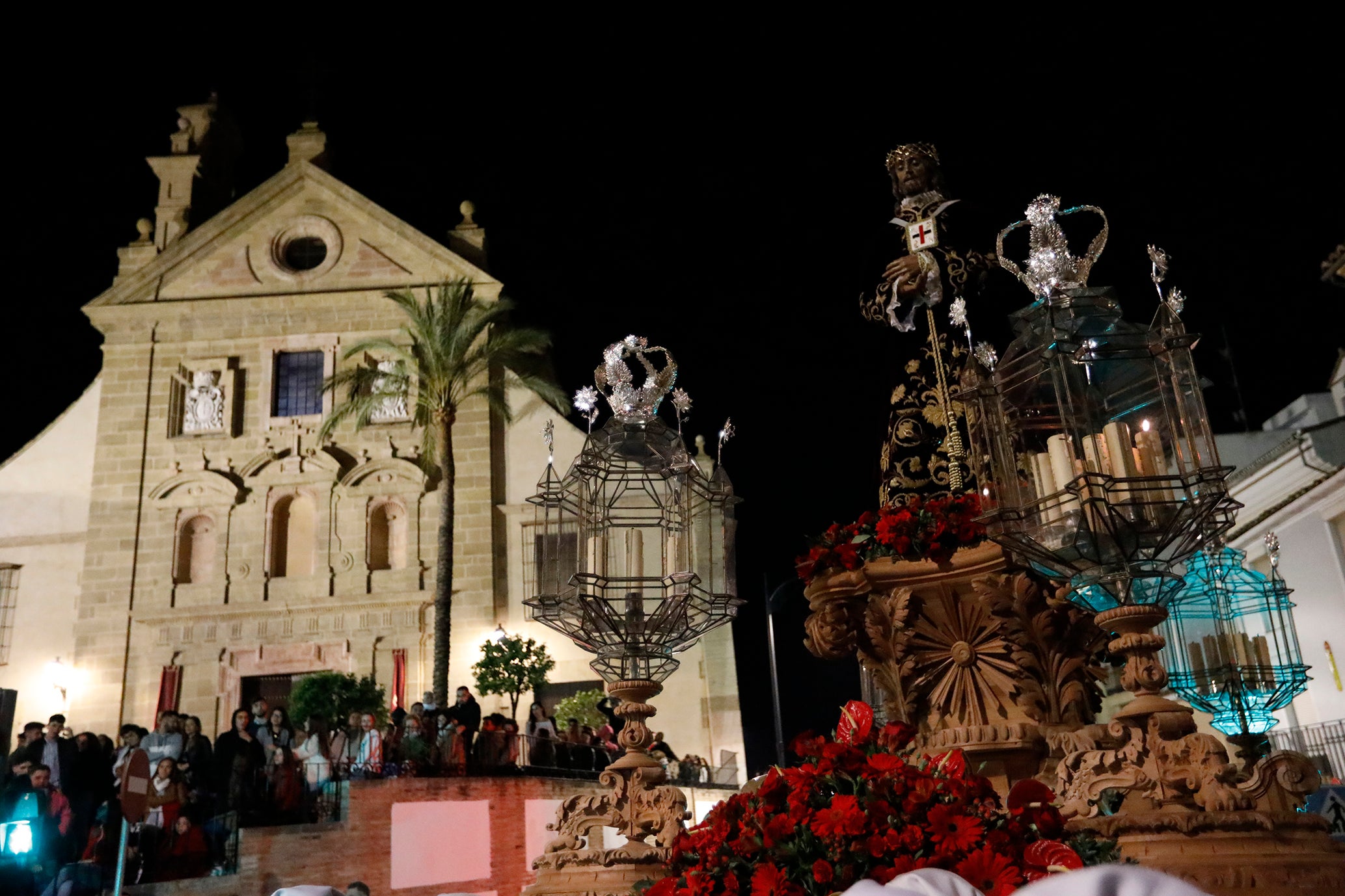 LUNES SANTO. Antequera. El Señor del Rescate, una de las imágenes de Antequera que concitan más devoción, se queda este año en su iglesia de la Trinidad. Iba a estrenarse el tallado completo del nuevo trono de este venerado Cristo.